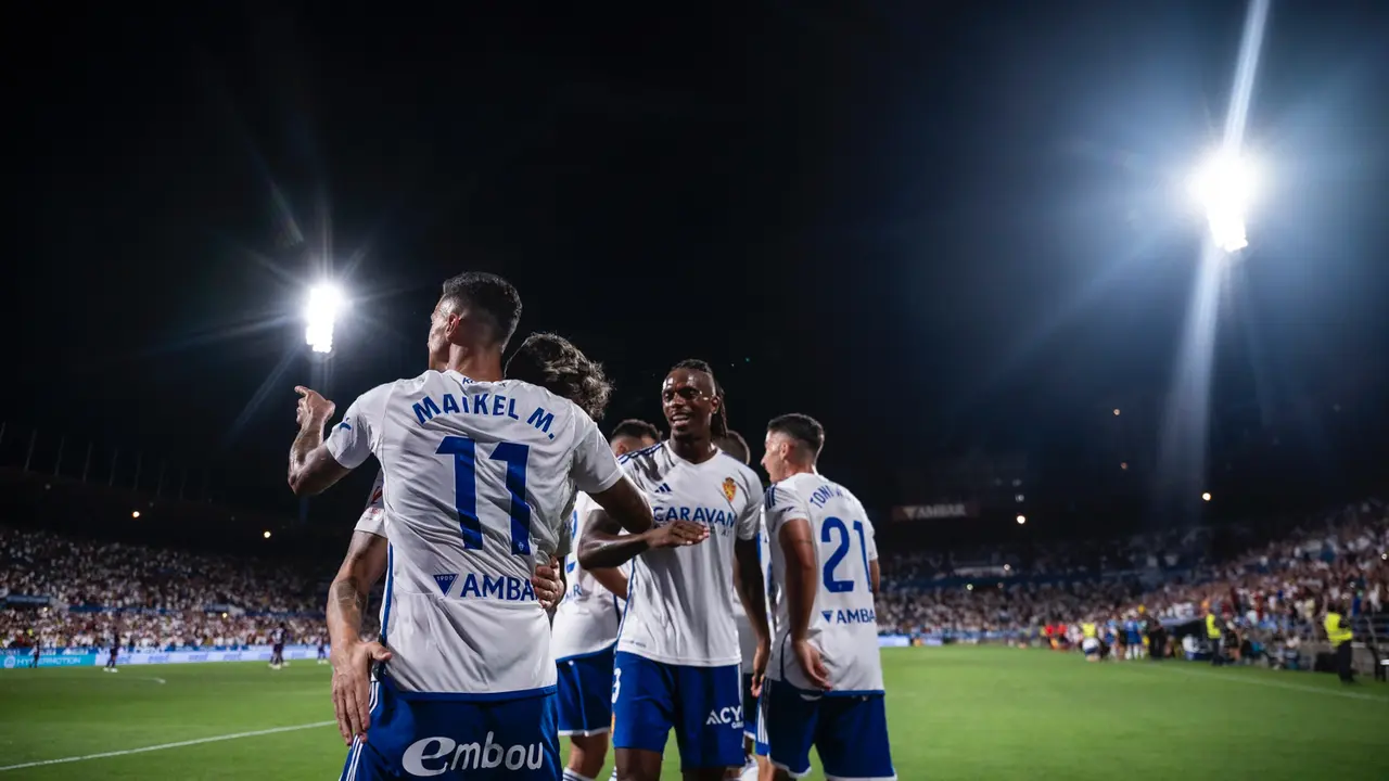 Los jugadores del Real Zaragoza celebrando un gol / MARCOS CEBRI&Aacute;N