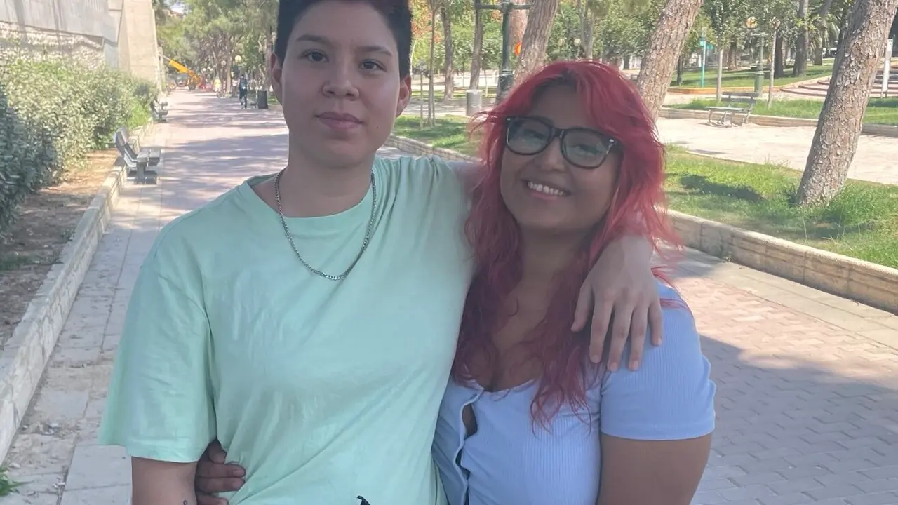 Imagen de Emi y 
Katherine en el Parque Pignatelli, donde sufrieron varios ataques de odio por su condici&oacute;n sexual/H.A.