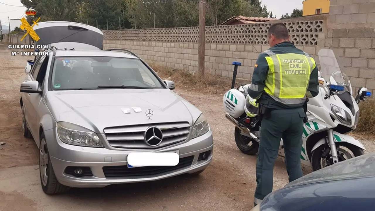 La Guardia Civil detiene a un conductor que transportaba drogas y trat&oacute; de huir durante una identificaci&oacute;n / GC