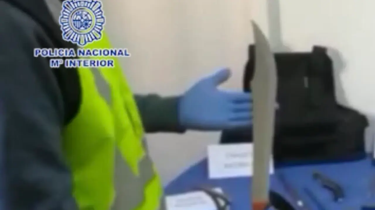 Imagen de un operativo de la Polic&iacute;a Nacional en la que se incautaron varios machetes de gran tama&ntilde;o / PN