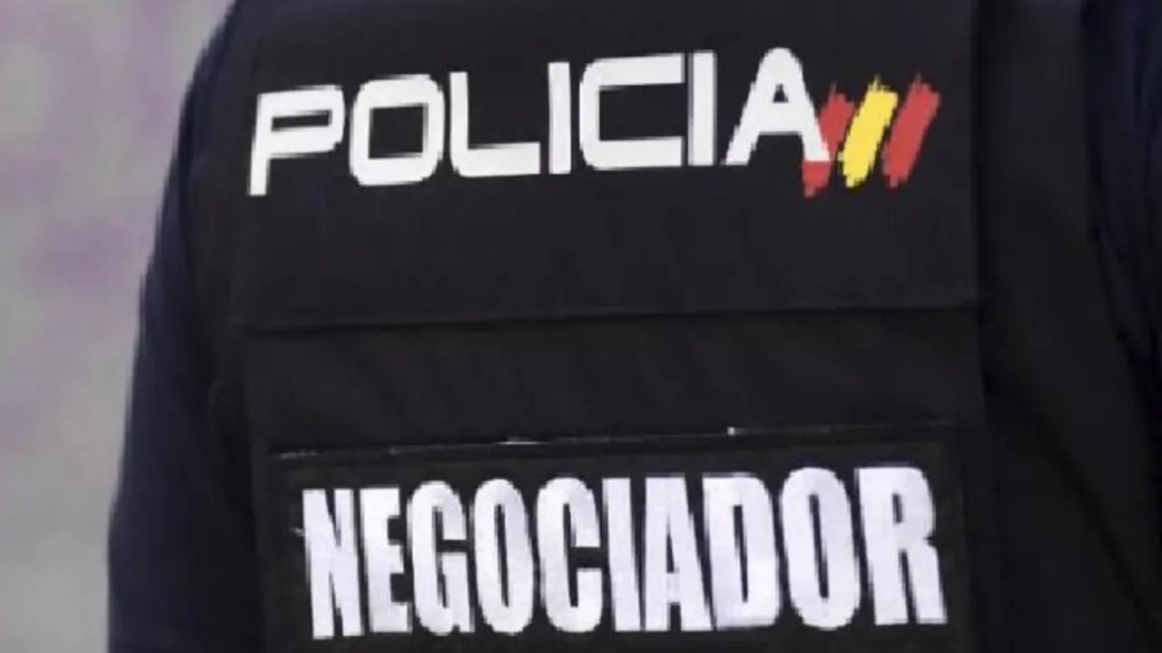 Imagen del chaleco que portan los negociadores de la polic&iacute;a para ser identificados / PN