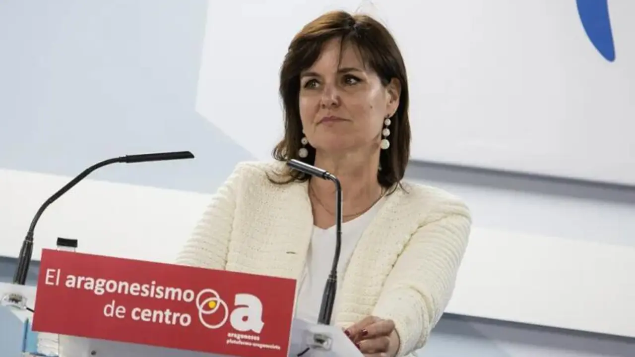 La l&iacute;der de 'Aragoneses' y ex dirigente del PAR, Elena Allu&eacute;, durante un acto de campa&ntilde;a con el PP, donde es diputada como independiente pero en las listas dicha formaci&oacute;n / Cedida