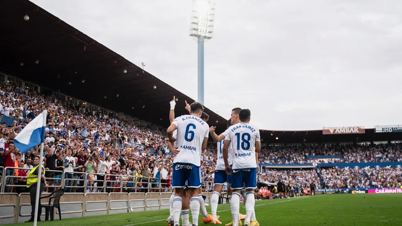 El Real Zaragoza en La Romareda / MARCOS CEBRI&Aacute;N