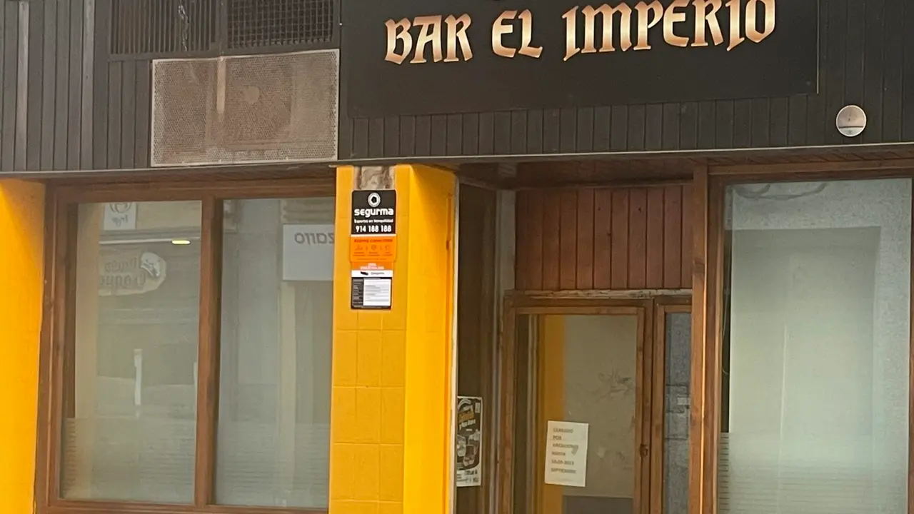 Imagen del bar 'Imperio' cerrado por vacaciones hasta el 18 de septiembre /H.A.