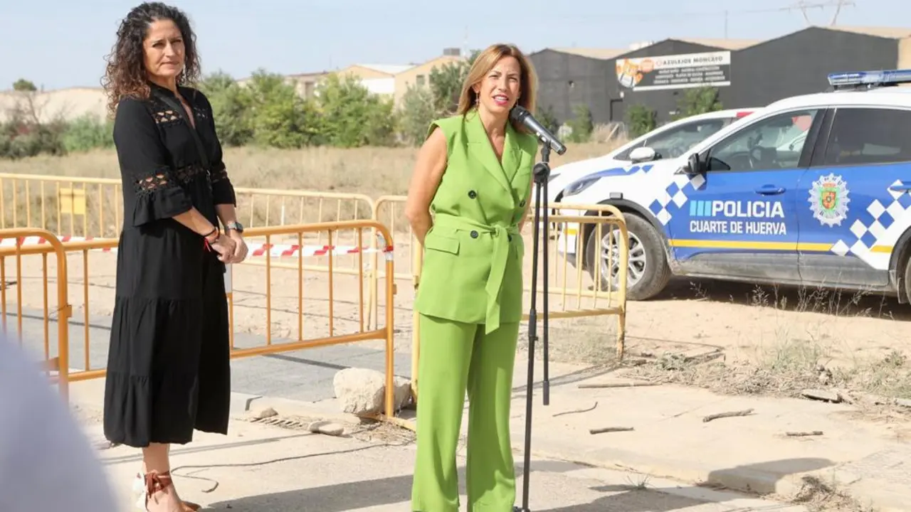 Natalia Chueca junto a la alcaldesa de Cuarte de Huerva, Elena Lacalle / Daniel Marcos