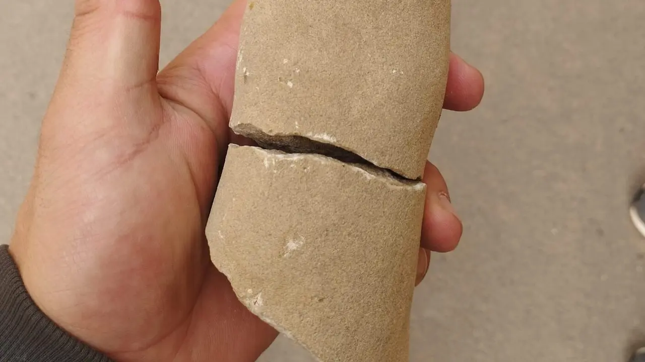 Dedo de la mano del Cristo del Sagrado Coraz&oacute;n de Muniesa que se cay&oacute; tras un vendaval / H.A.