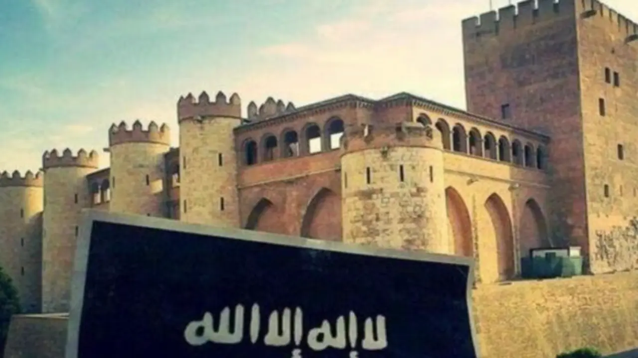 Imagen del emblema del DAESH delante del Palacio de la Aljafer&iacute;a, sede de las Cortes de Arag&oacute;n, que un simpatizante realiz&oacute; / H.A.
