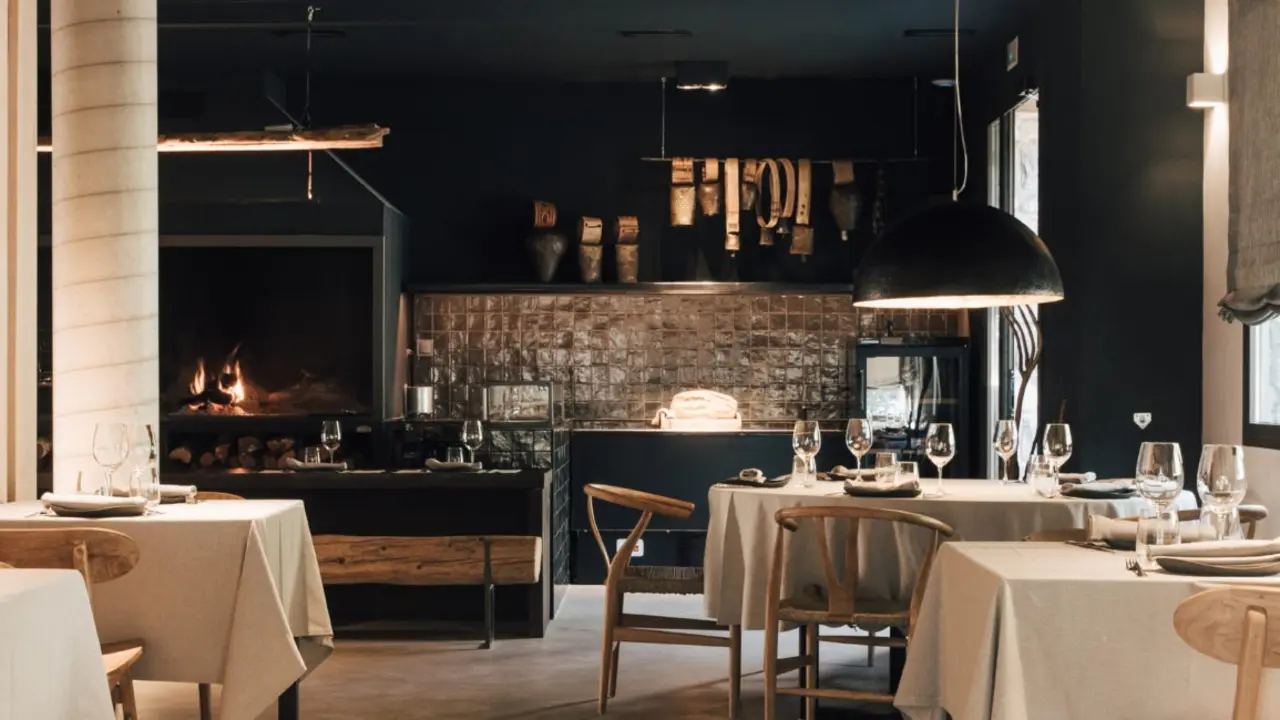 El restaurante combina interiorismo y gastronom&iacute;a pirenaica / Casa Mart&oacute;n BaconStudio