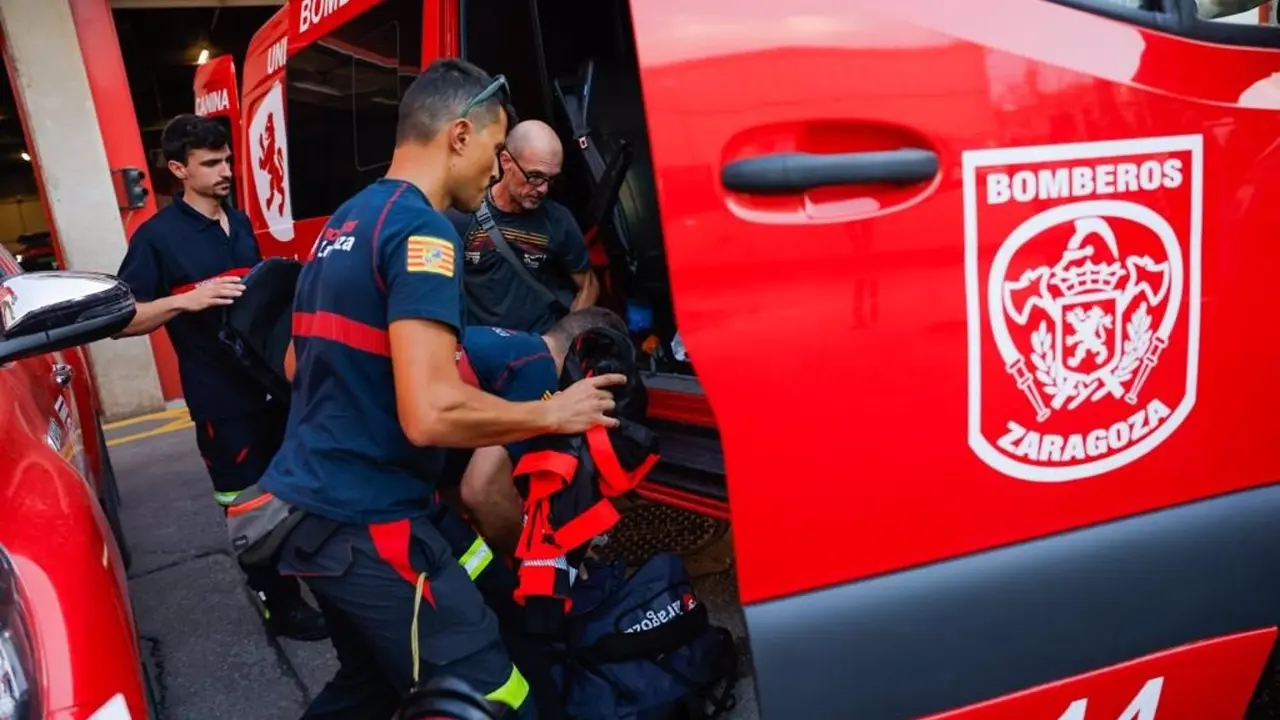 Bomberos de Zaragoza prepar&aacute;ndose para acudir a un incendio en la ciudad / AZ