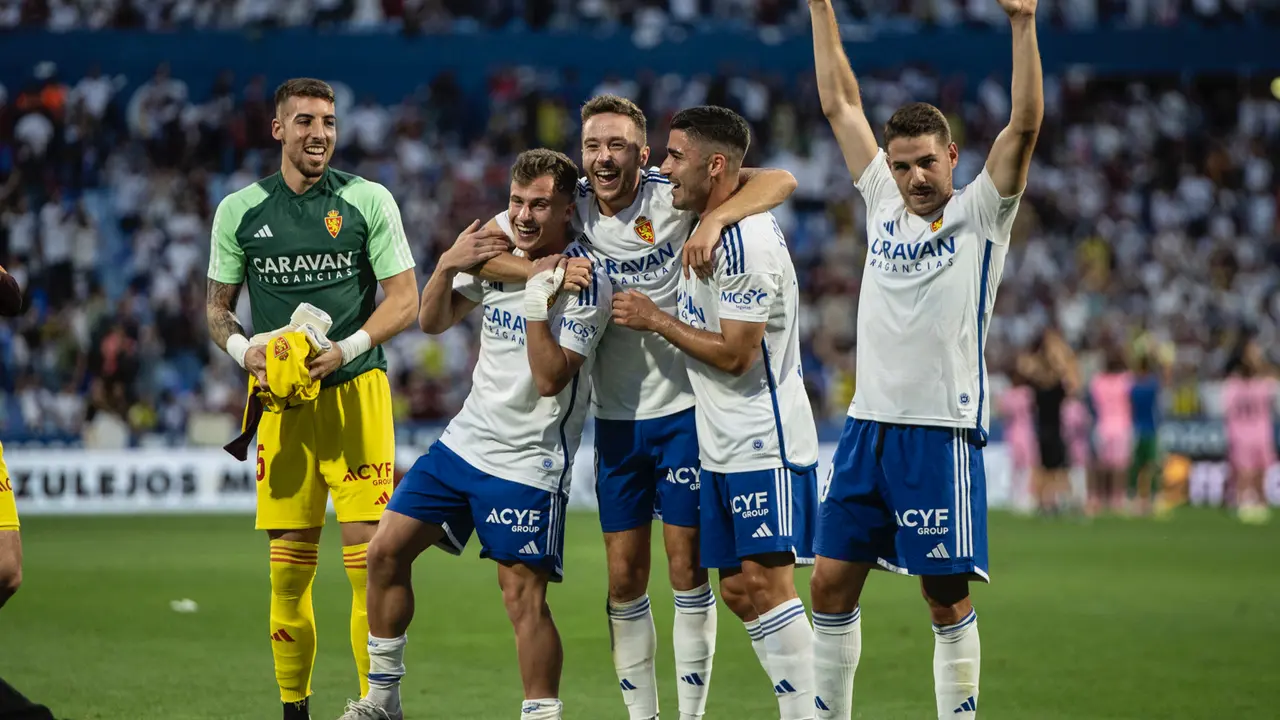 El Real Zaragoza en La Romareda / MARCOS CEBRI&Aacute;N