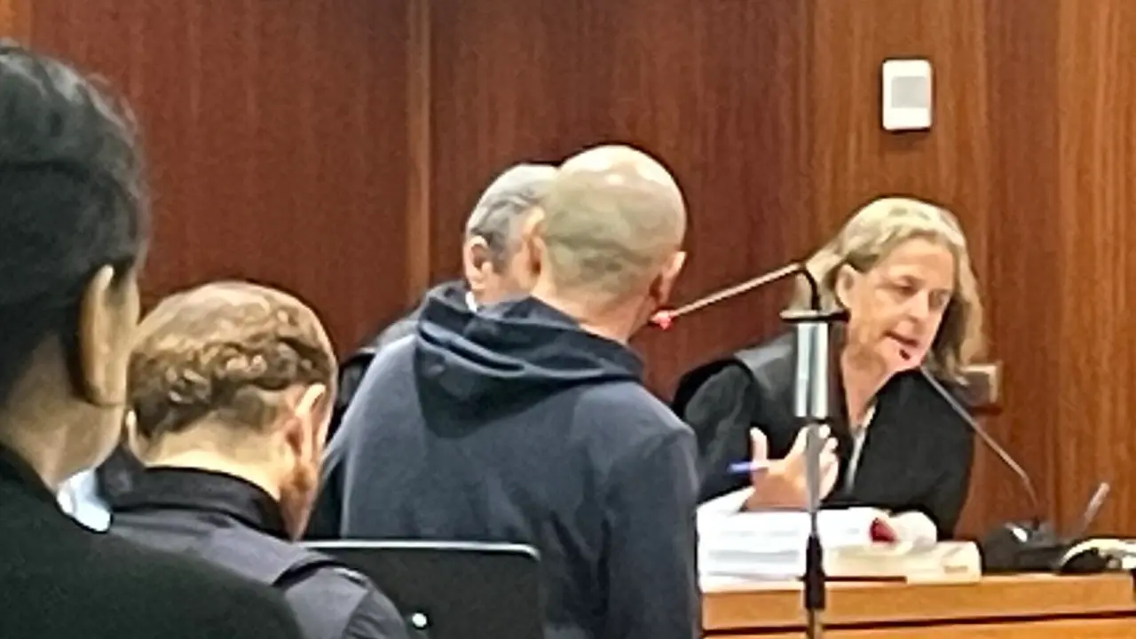 Imagen del juicio con el acusado escuchando los alegatos de la fiscal /H.A.