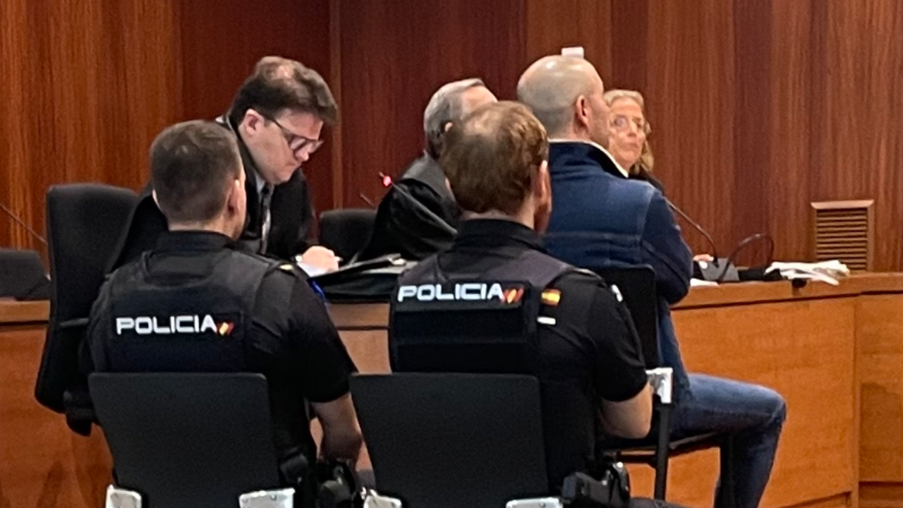 Imagen de las tercera sesi&oacute;n del juicio del crimen del rellano con Adid Lazizi en el banquillo de los acusados /H.A.