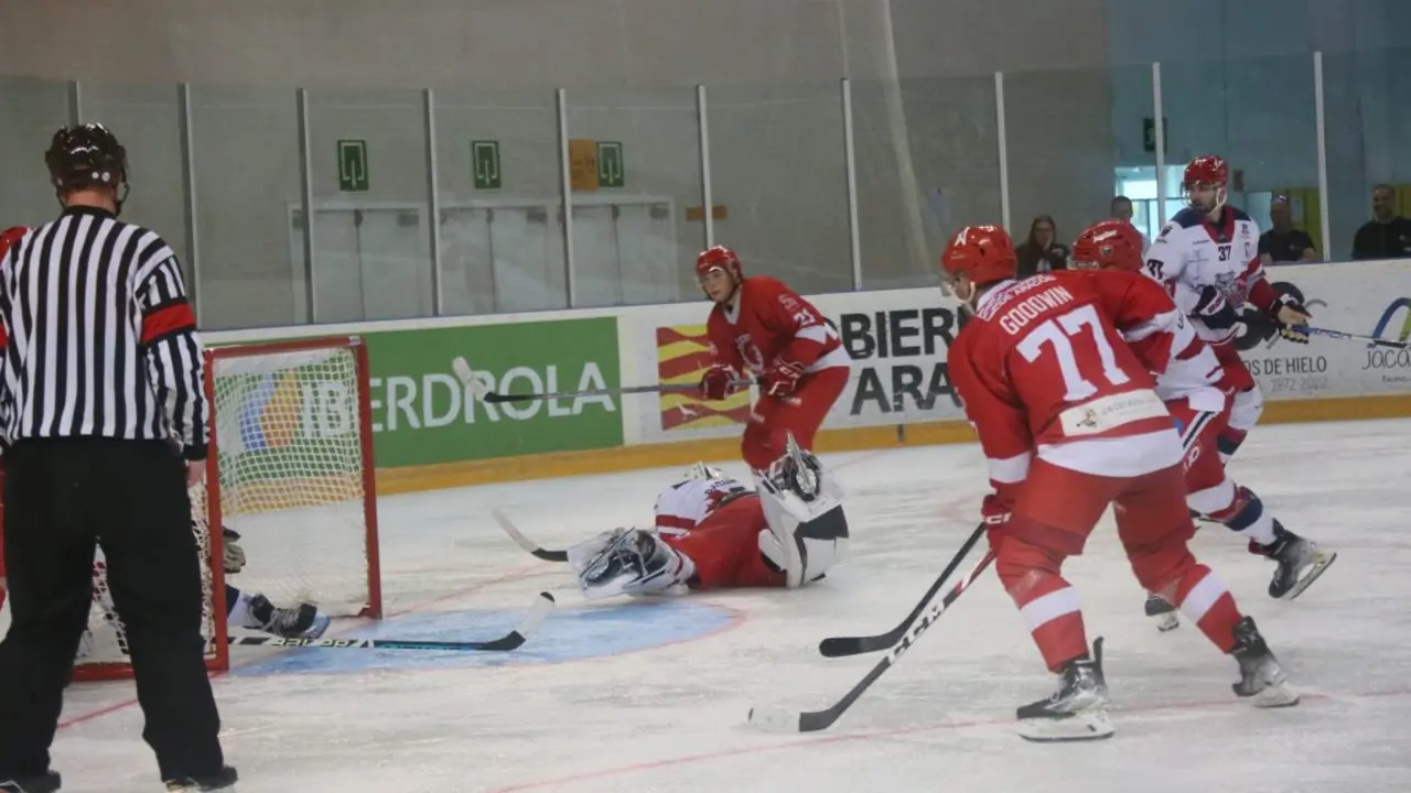 Partido entre el Club Hielo Jaca y el Liege Bulldgos / MIGUEL RAM&Oacute;N HENARES