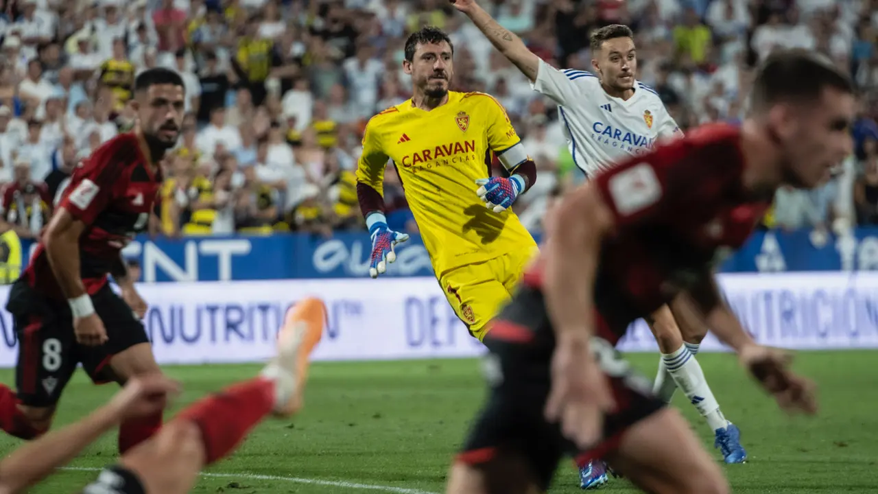 El Real Zaragoza frente al Mirand&eacute;s en La Romareda / MARCOS CEBRI&Aacute;N