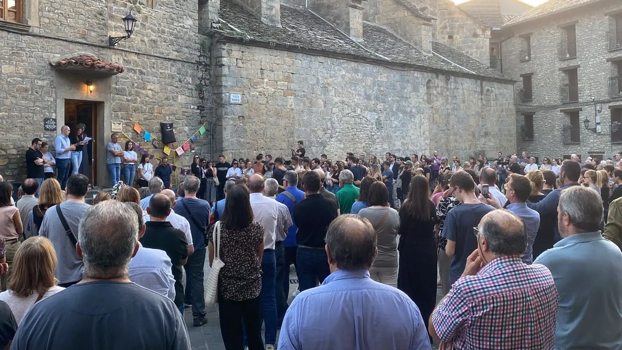 Imagen de la concentraci&oacute;n de condena por el apu&ntilde;alamiento mortal en Bolta&ntilde;a/H.A.