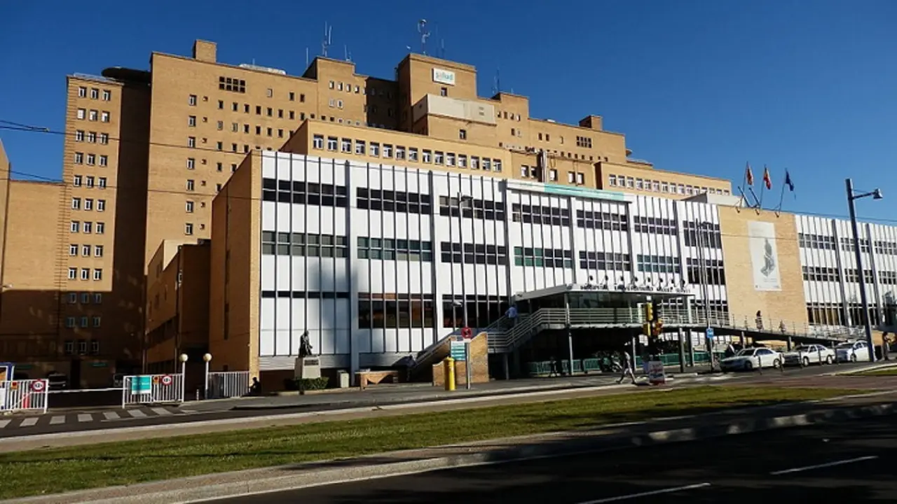 Fachada del hospital Miguel de Servet, en Zaragoza