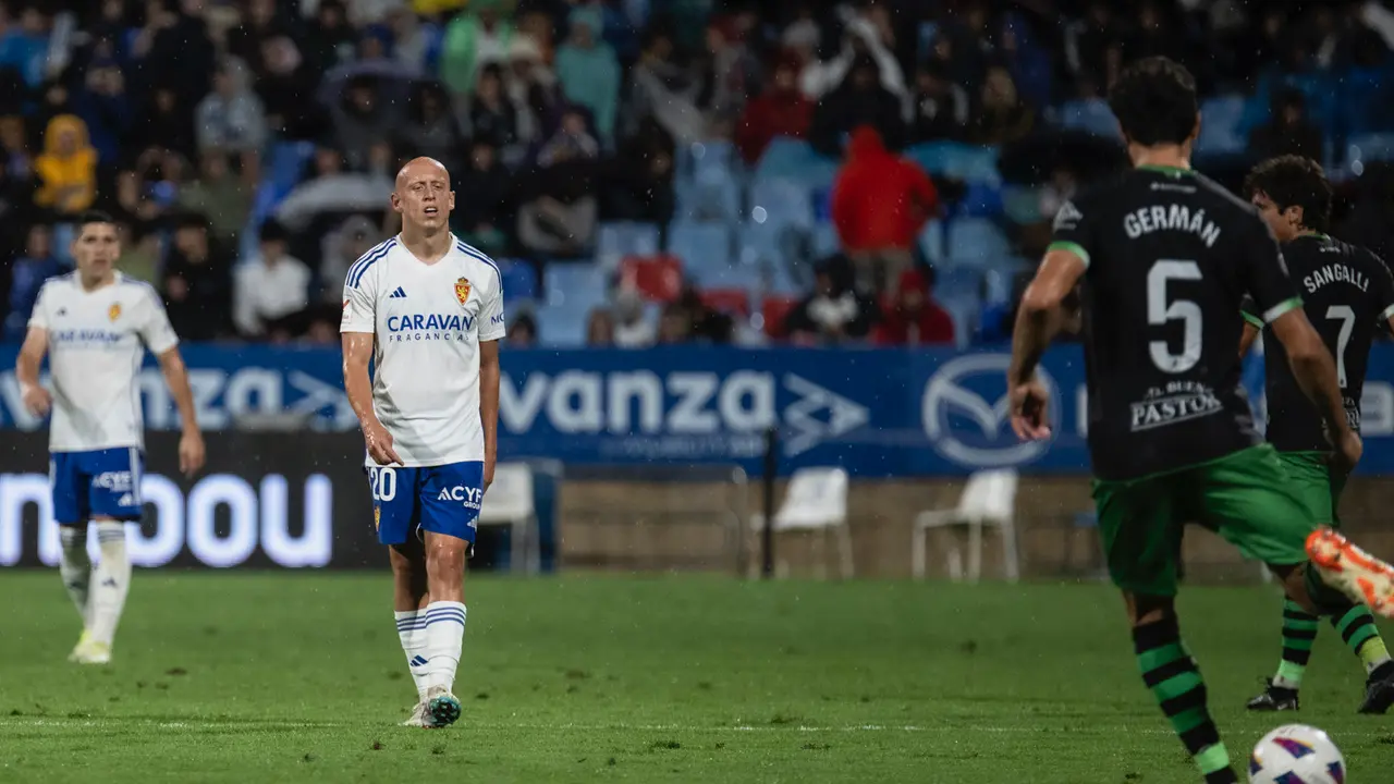 El Real Zaragoza en La Romareda / MARCOS CEBRI&Aacute;N