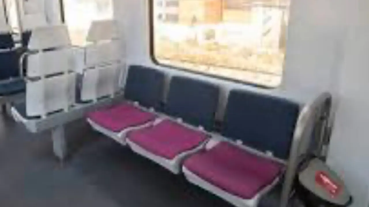 Imagen del interior de un tren de cercan&iacute;as similar al que sucedieron los hechos / RENFE