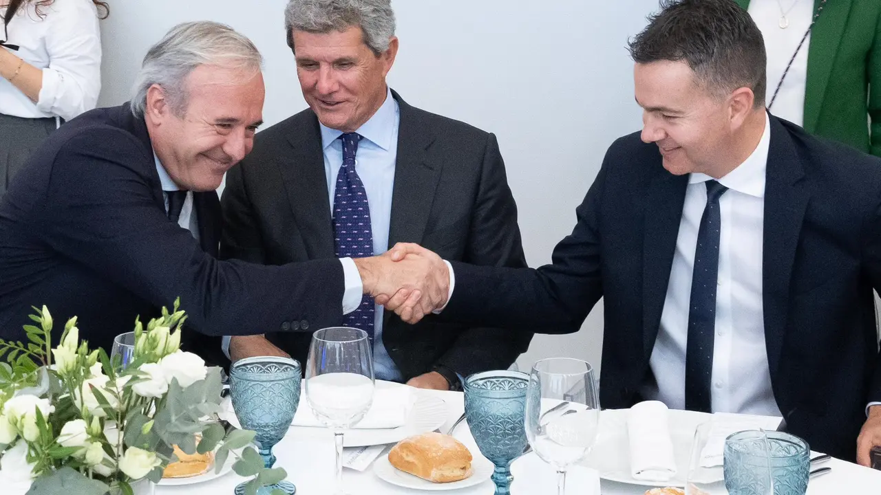 El ministro de Industria H&eacute;ctor G&oacute;mez brinda la mano al presidente aragon&eacute;s, Jorge Azc&oacute;n / DGA