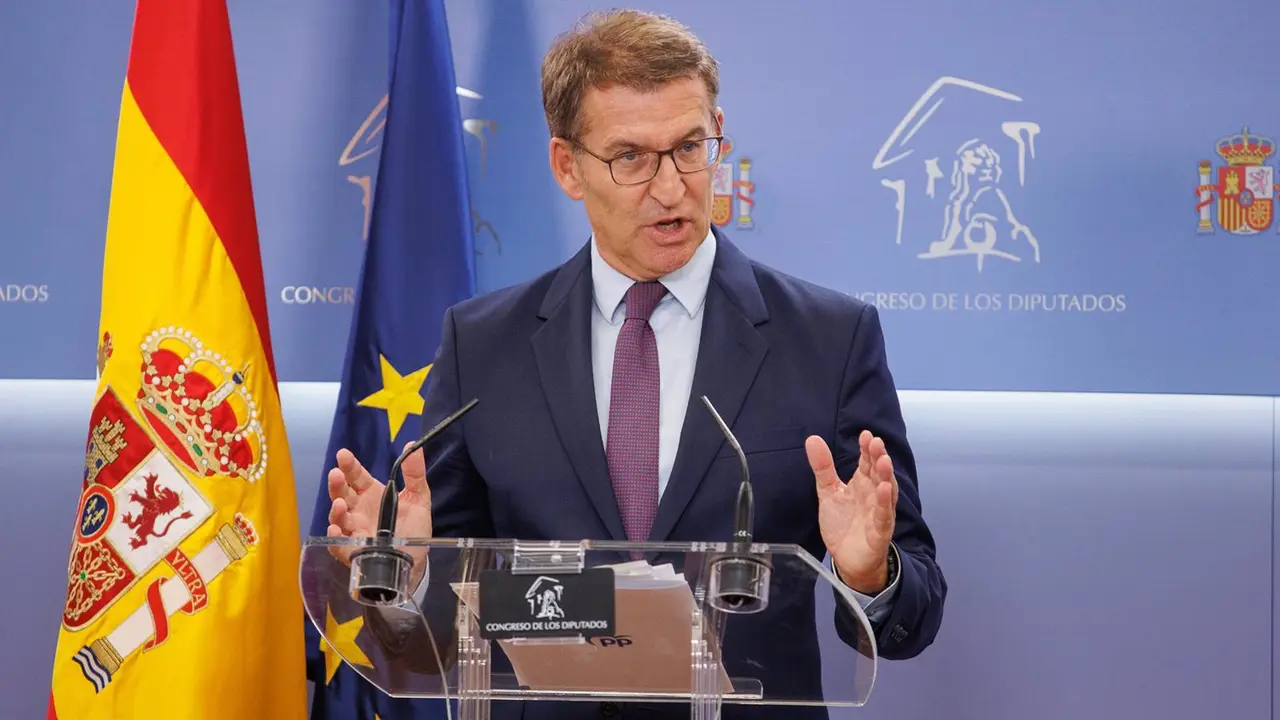 El l&iacute;der del Partido Popular, Alberto N&uacute;&ntilde;ez Feij&oacute;o, comparece en una rueda de prensa /
Alejandro Mart&iacute;nez / Europa Press