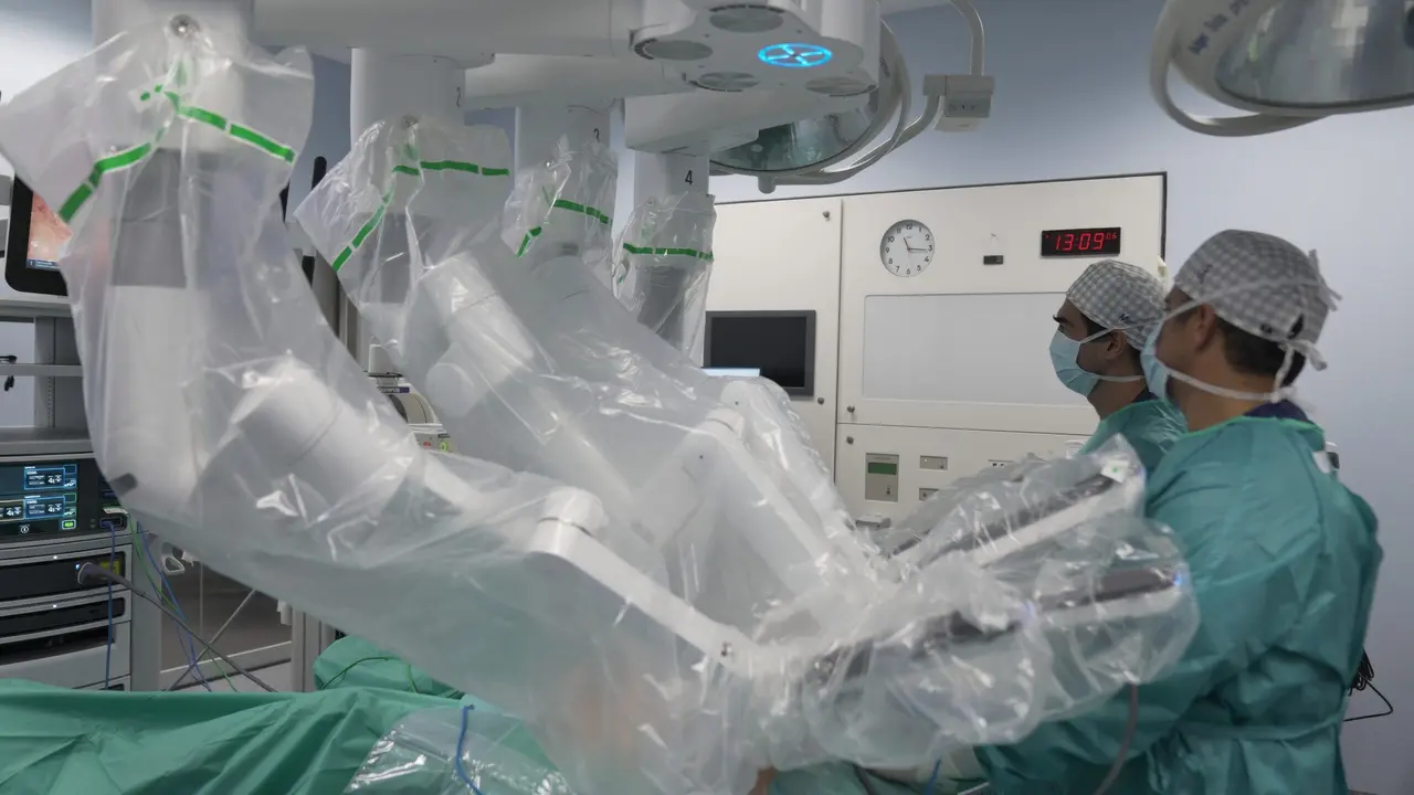 El Dr. &Aacute;ngel Garc&iacute;a de Jal&oacute;n y el Dr. Jos&eacute; Manuel S&aacute;nchez Zalabardo durante una intervenci&oacute;n con el robot Da Vinci en Quir&oacute;nsalud Zaragoza.