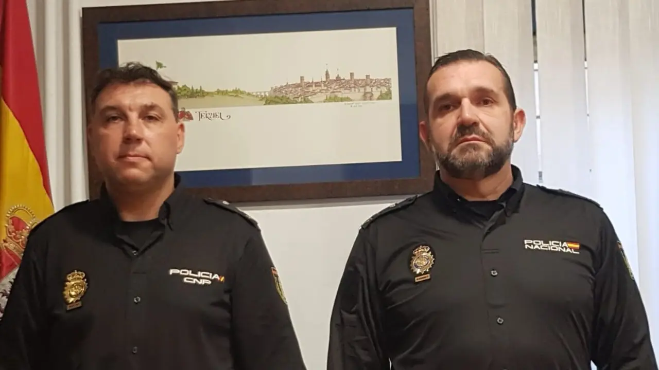 Imagen de los dos polic&iacute;as nacionales de Teruel que salvaron la vida a una mujer / Cedida a H.A.