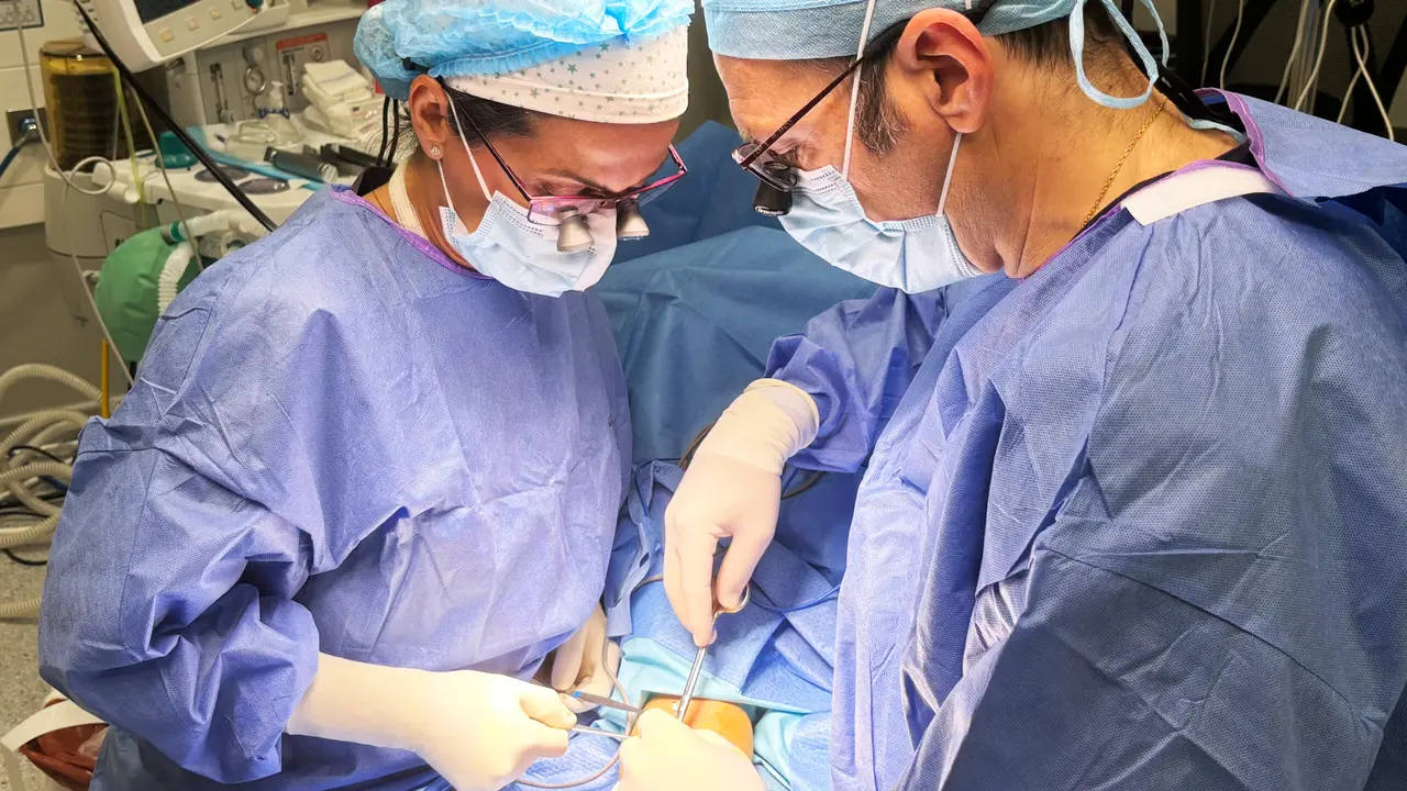 La Dra. Noem&iacute; Lamb&aacute;n y el Dr. Eduardo Blanco, durante una cirug&iacute;a de mano.