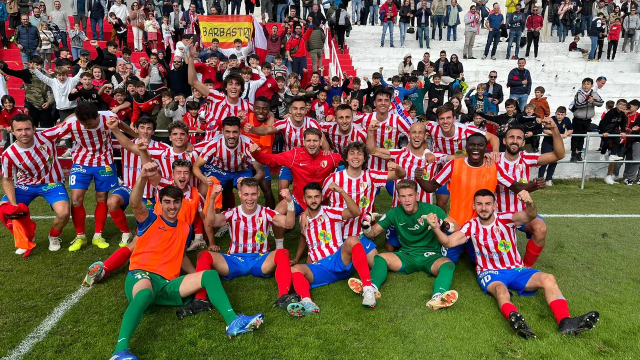 Barbastro celebrando el pase / UD BARBASTRO