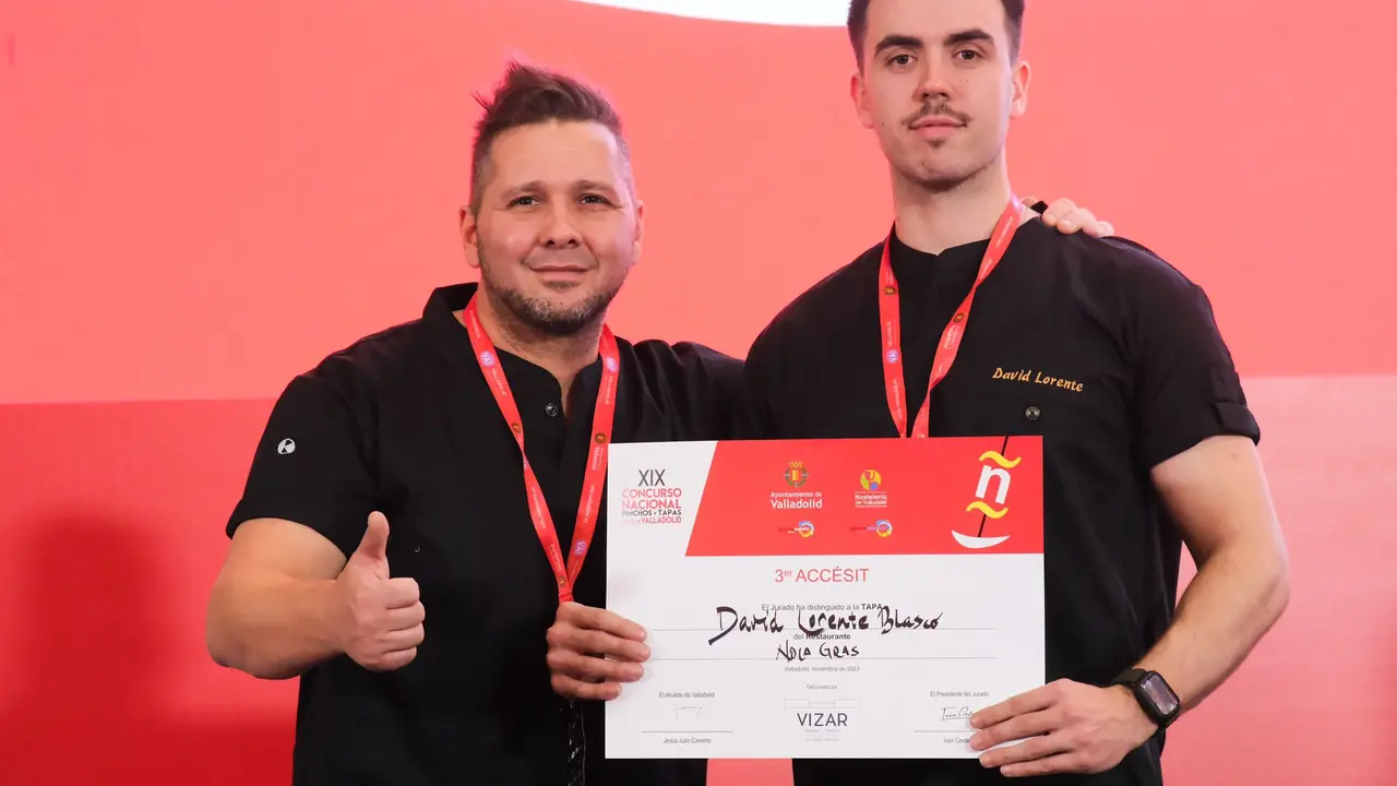 Alex Vi&ntilde;al y David Lorente, con el diploma del premio / La Tilde 