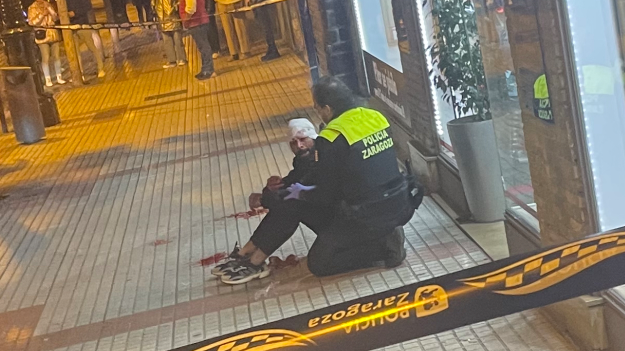 Imagen de un agente de Polic&iacute;a Local atendiendo a uno de los heridos en la pelea / H.A.