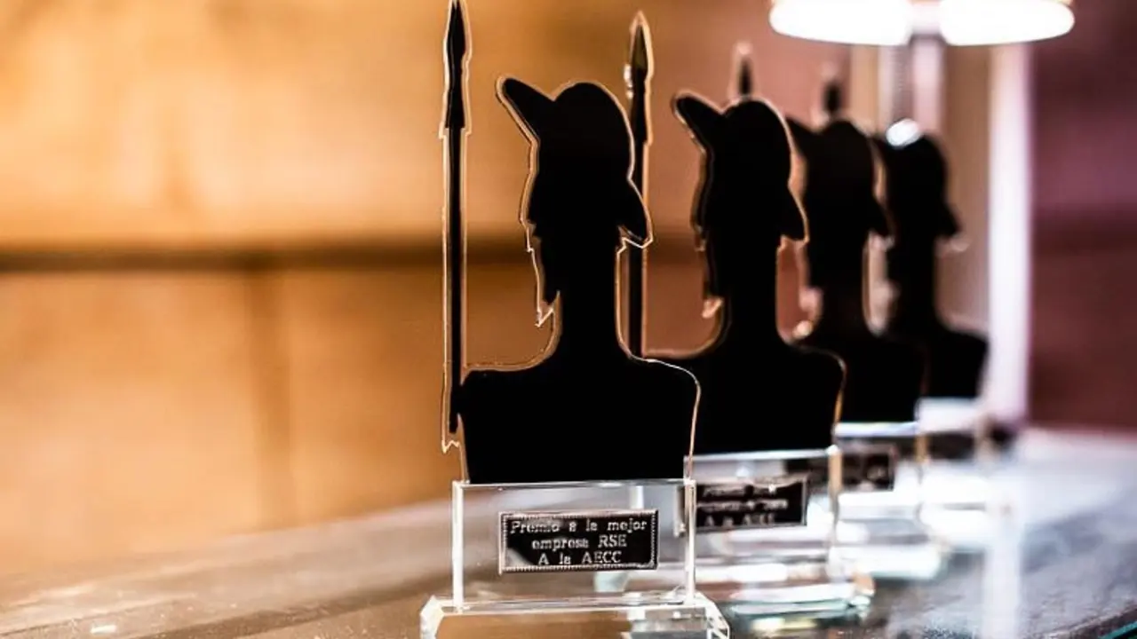Estatuillas de los premios de RSE de Pedrola.