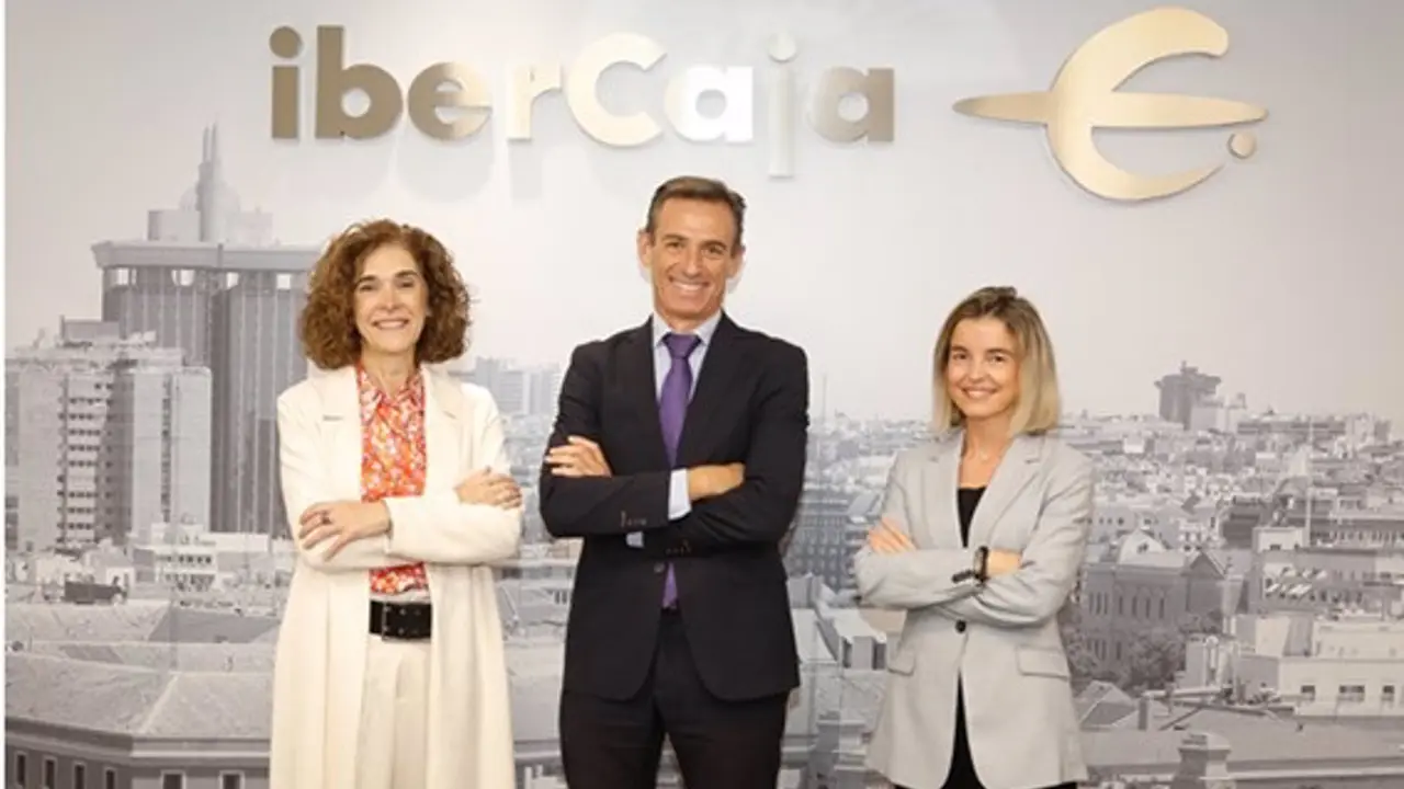 El director de Grupo Financiero de Ibercaja, Luis Miguel Carrasco; la directora general de Ibercaja Gesti&oacute;n, Lily Corredor; y la directora de Inversiones de Ibercaja Gesti&oacute;n, Beatriz Catal&aacute;n / Ibercaja Banco