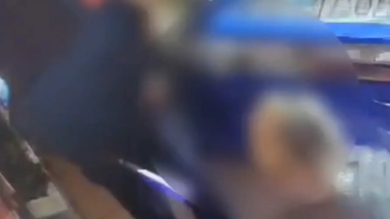 Imagen del atracador con un gran cuchillo que exhibe brillante en uno de sus atracos / PN