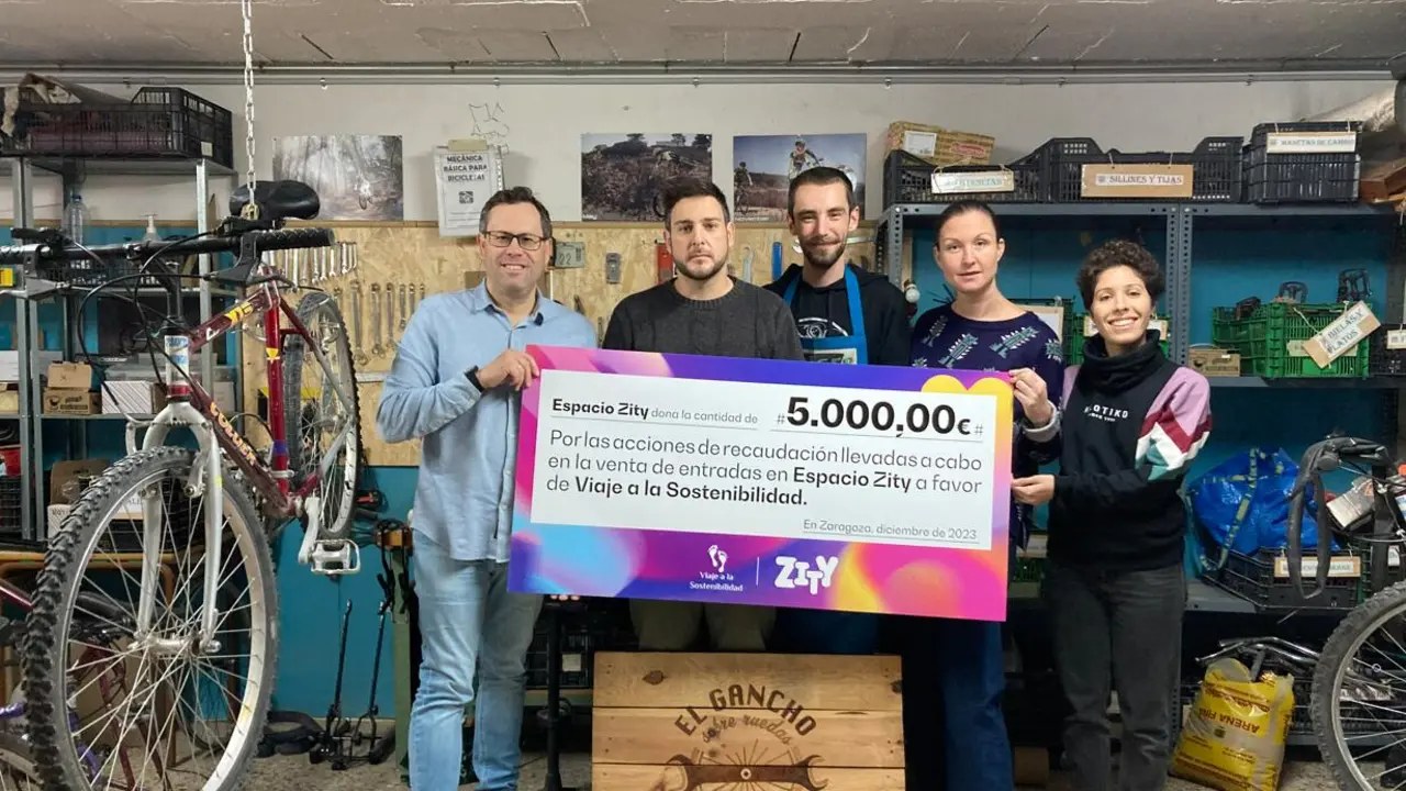 Michel P&eacute;rez, promotor de Espacio Zity, entrega el cheque a la ONG &ldquo;Viaje a la sostenibilidad&rdquo;