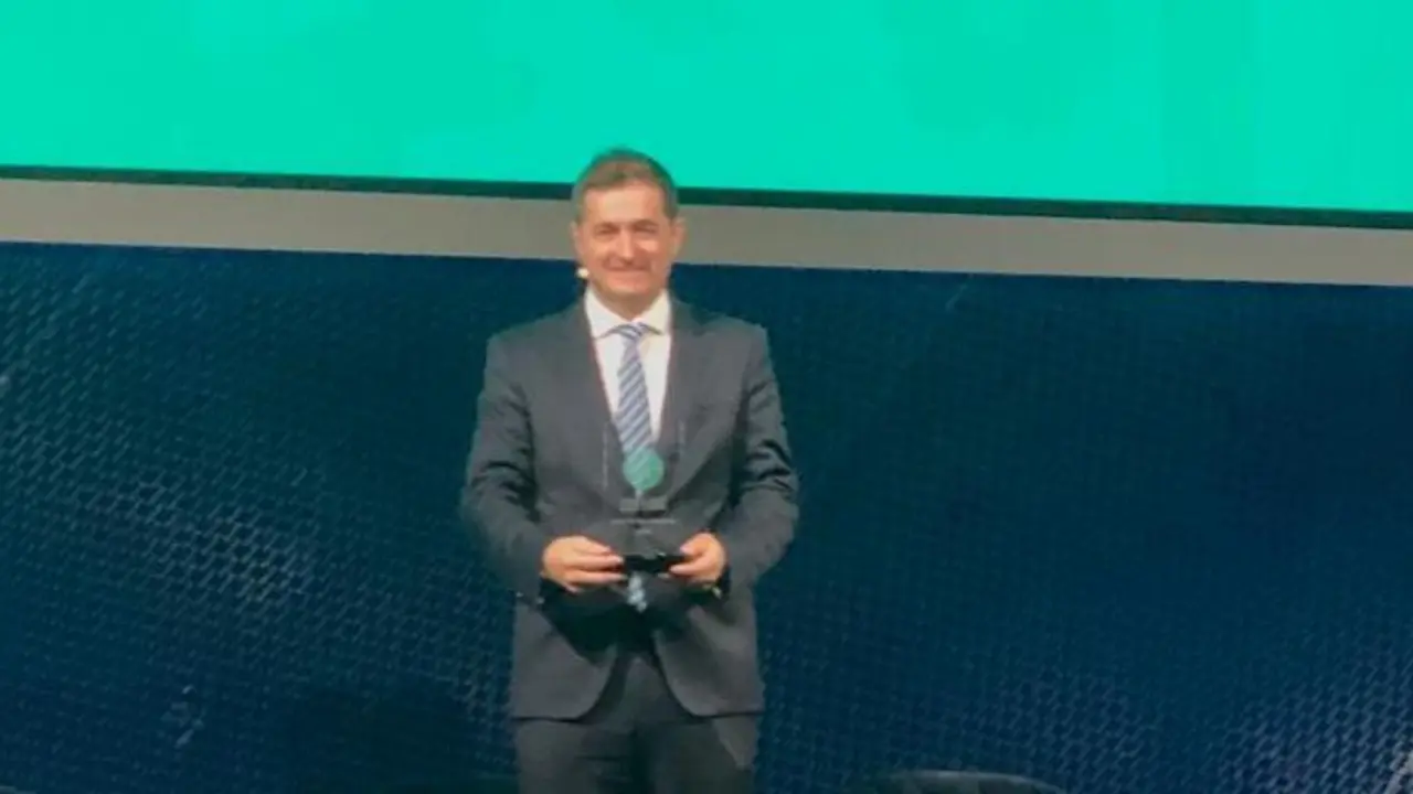 Jorge Pina, director de medio ambiente de Endesa durante la recogida del premio en Dubai. 