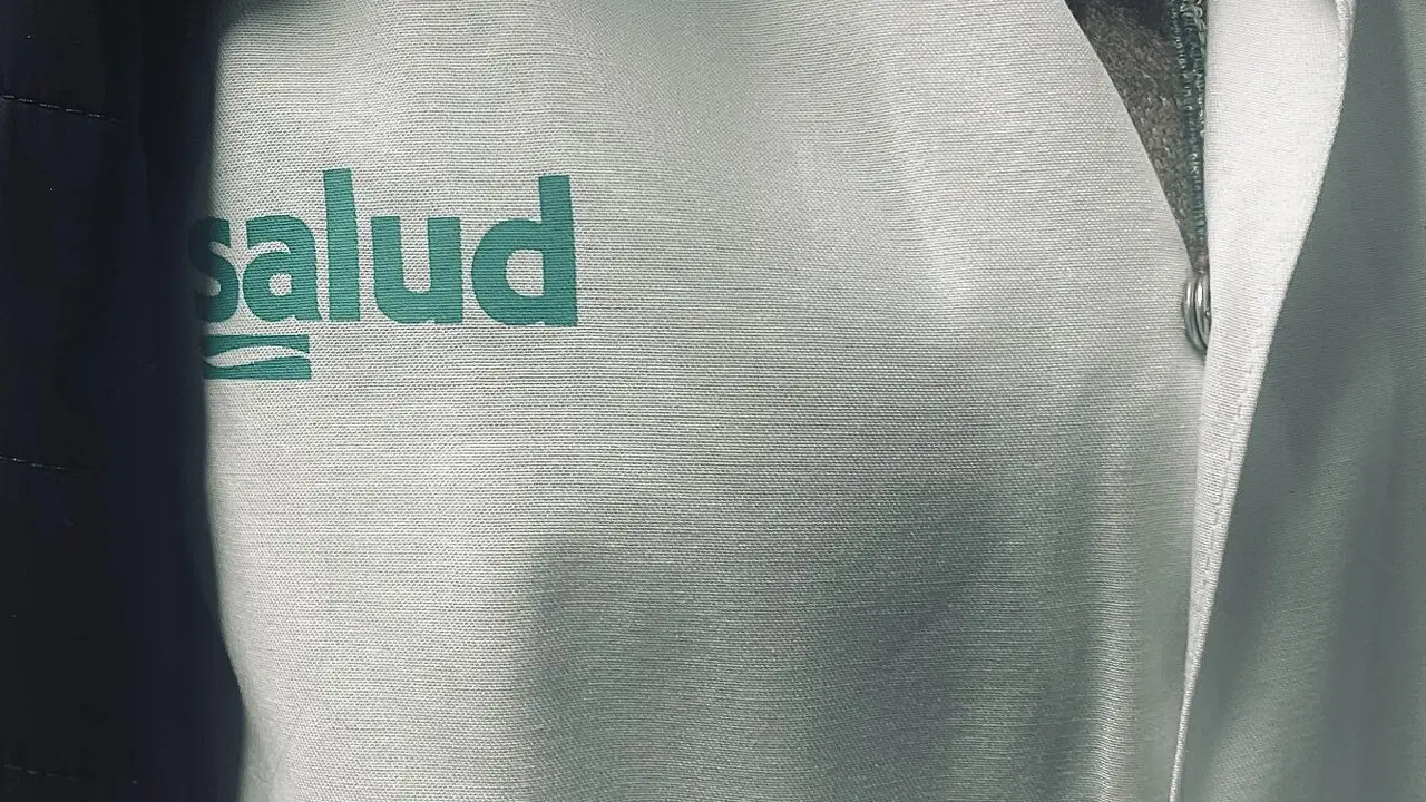 Imagen de la bata con la que trabaja Yolanda en el Centro de Salud de Casetas /H.A.