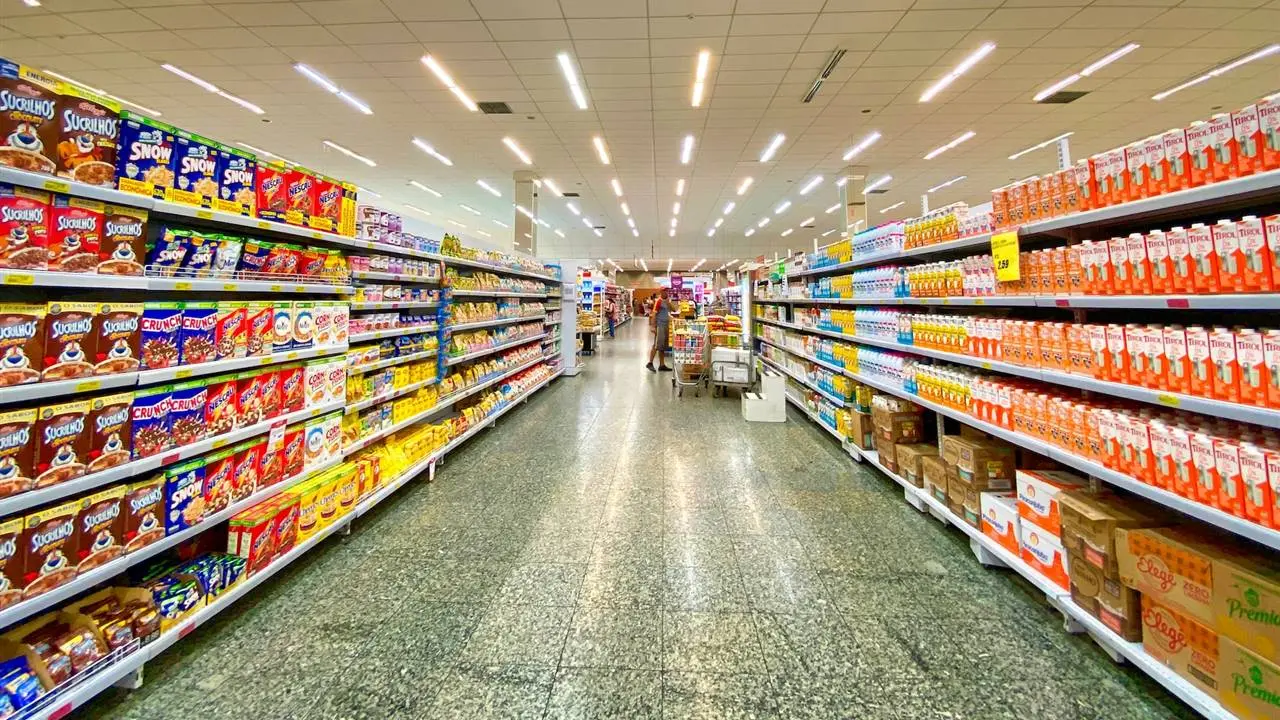 Pasillo de un supermercado.