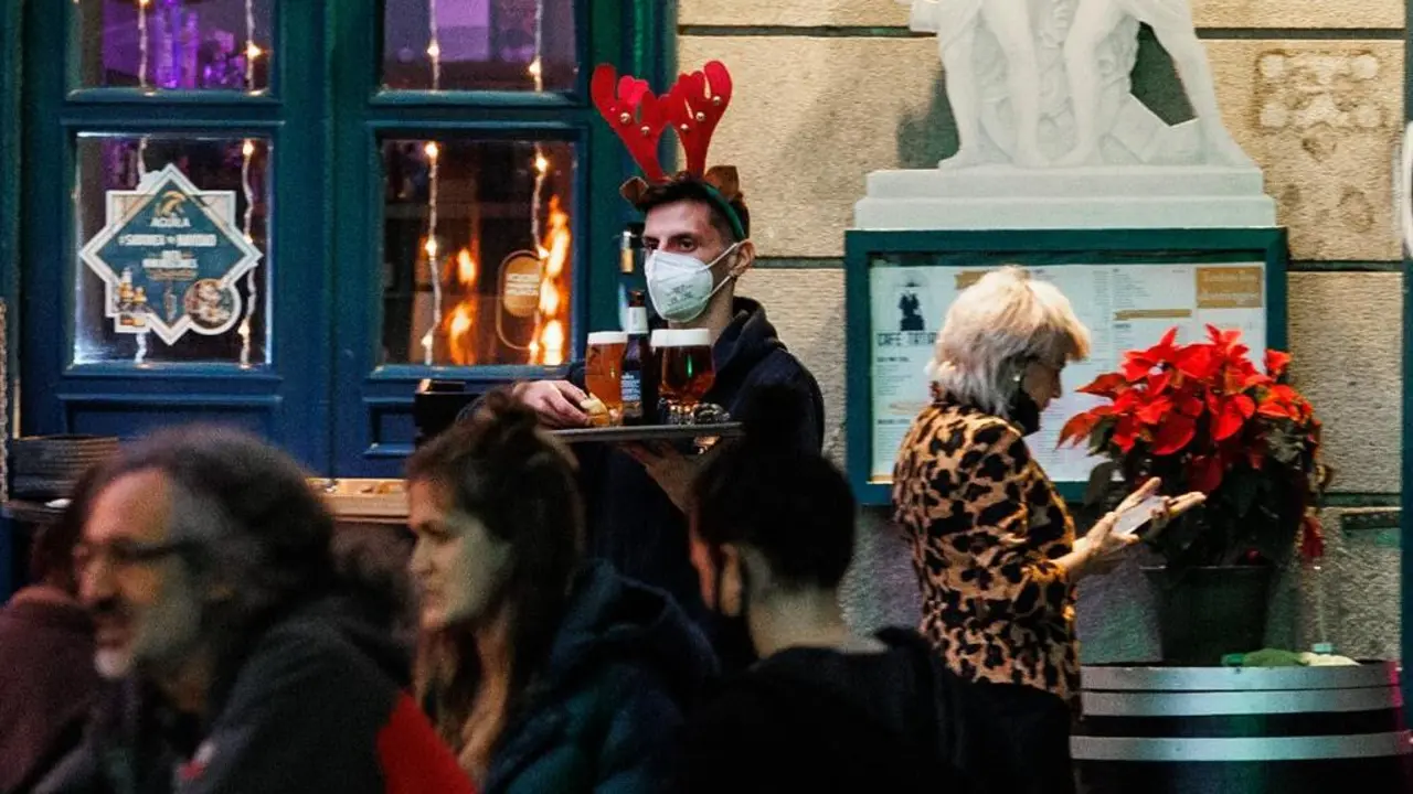 Tres amigos toman el aperitivo para celebrar la llegada de la Nochebuena / Alejandro Mart&iacute;nez V&eacute;lez / Europa Press