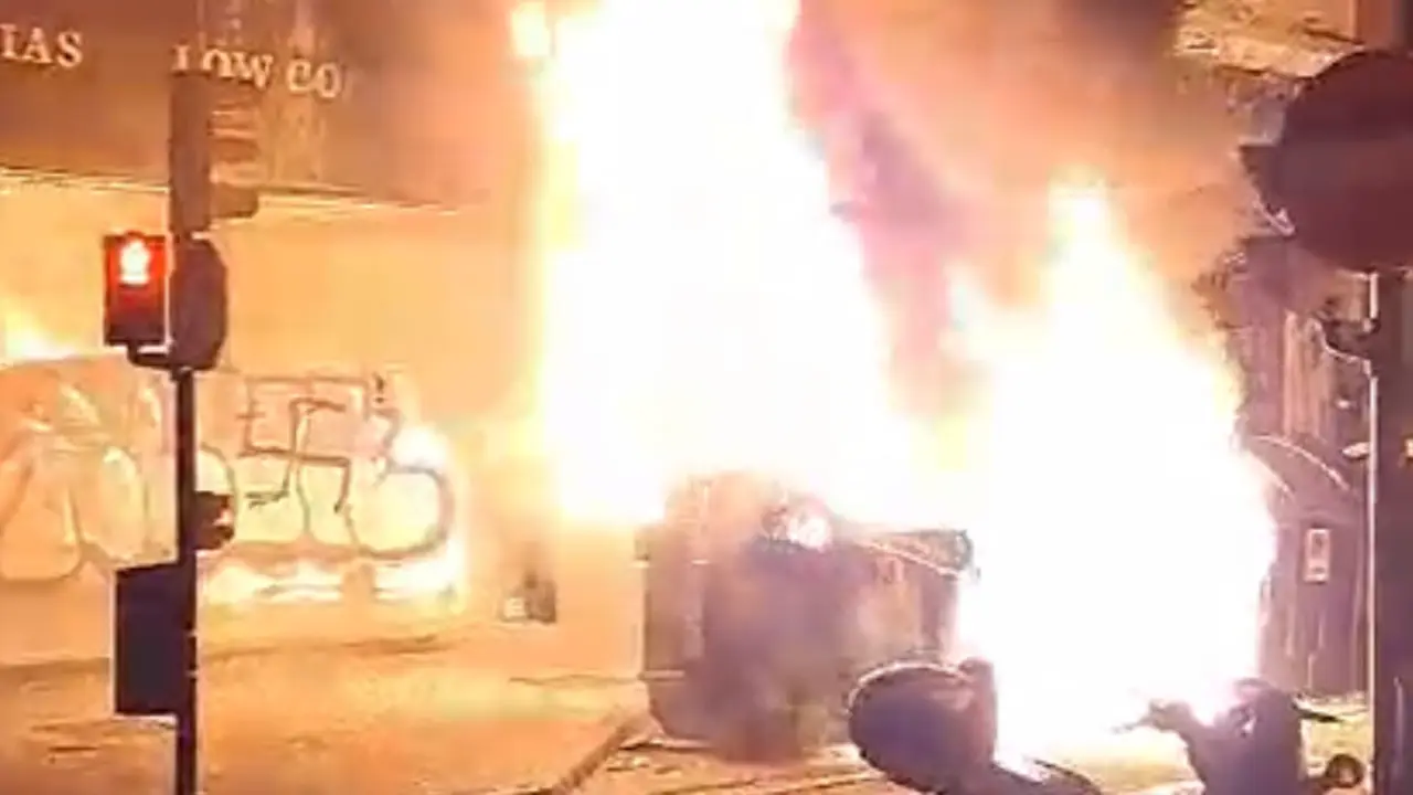 Imagen de contenedores ardiendo en la calle Silvestre P&eacute;rez (Archivo) /H.A.