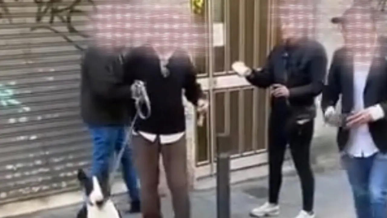 Imagen del momento del intento de enga&ntilde;o por el m&eacute;todo de la paloma a un hombre mayor en Barcelona / PI STUDIO
