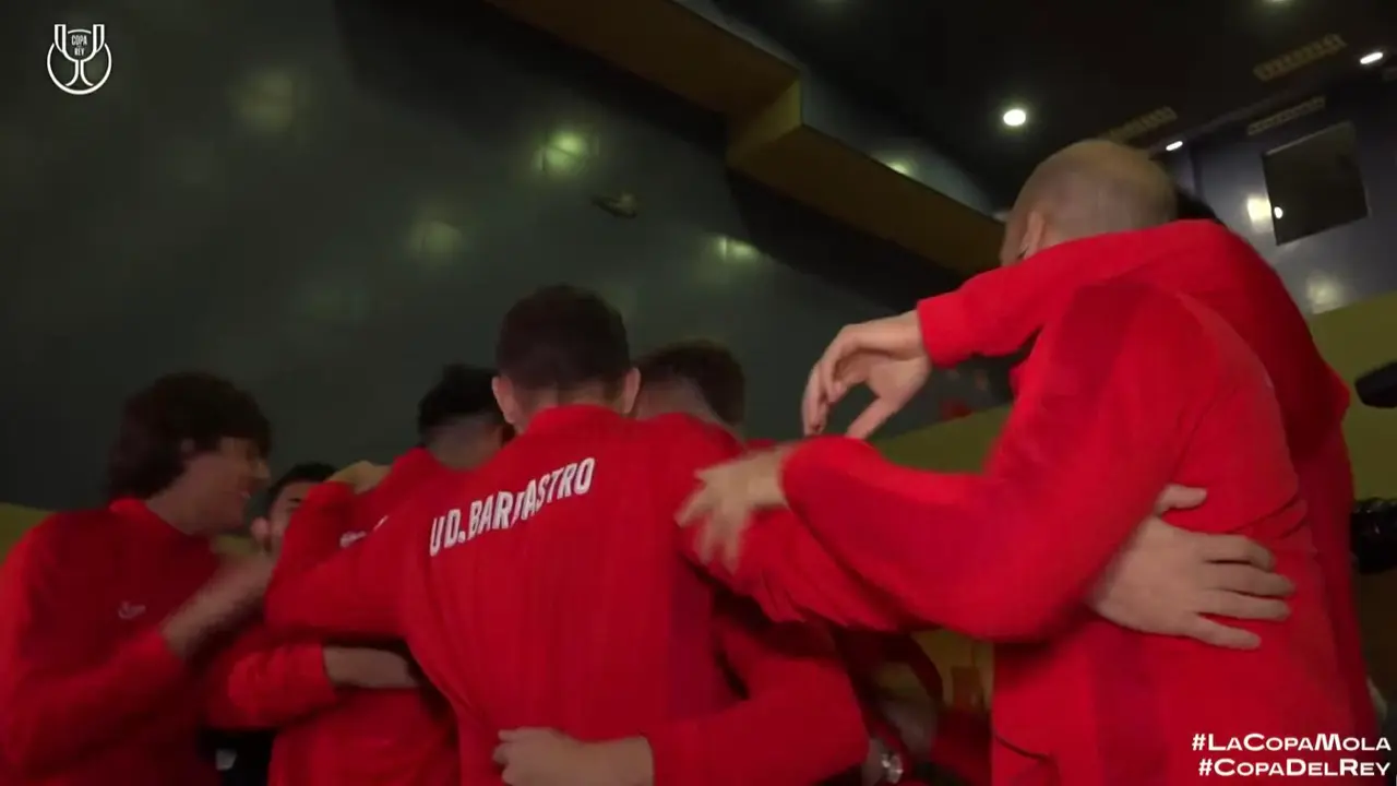 La plantilla del Barbastro celebrando el sorteo