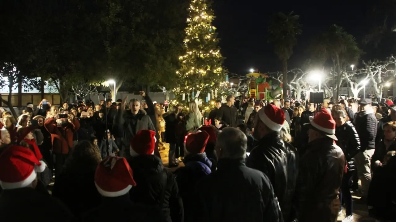 Imagen de archivo del encendido de Navidad de Pinseque 2023. / HA