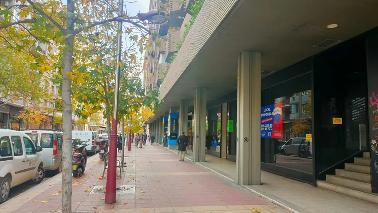 El tramo central del Paseo de las Damas concentra varios locales cerrados / Hoy Arag&oacute;n