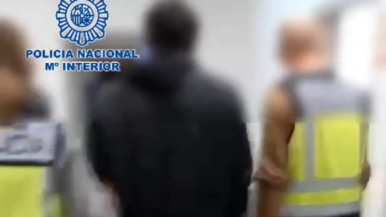 Imagen de hombre de 40 a&ntilde;os tras ser detenido por las agentes de polic&iacute;a del Actur /P.N.