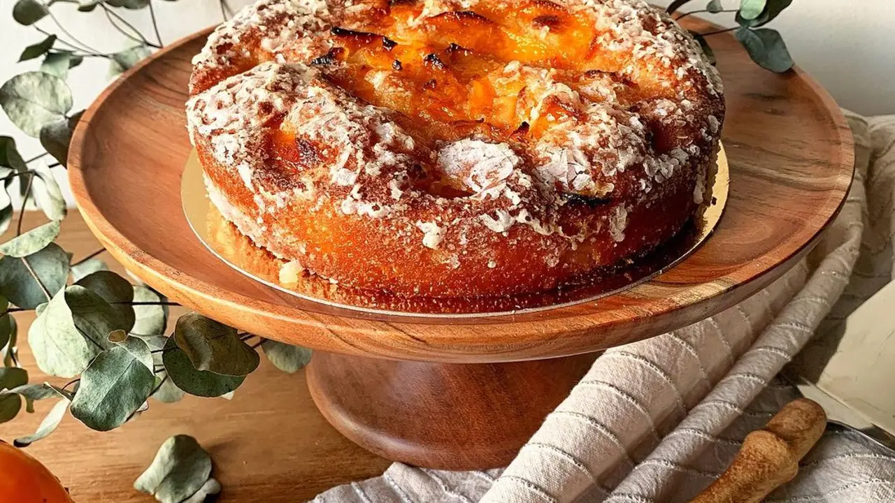 Pastel de bizcocho con melocot&oacute;n ba&ntilde;ado en alm&iacute;bar de vino blanco / Cibus en tu mesa
