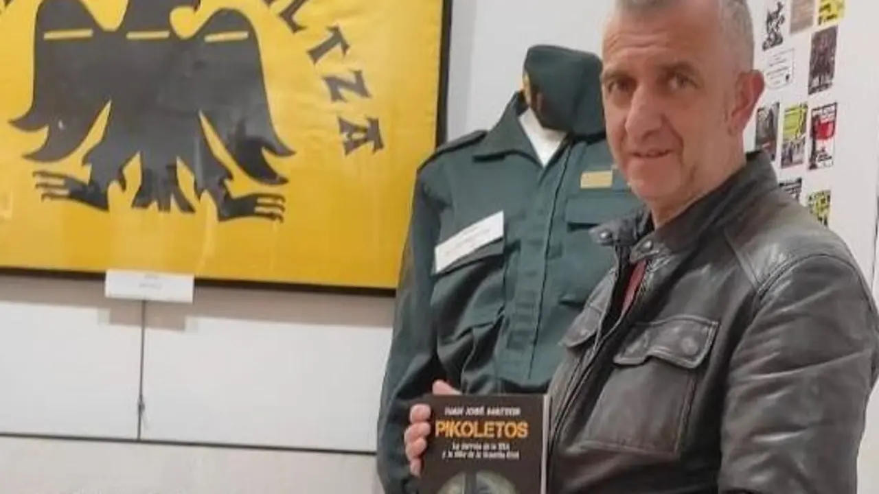 Imagen de Juan Jos&eacute; Mateos sosteniendo su libro 'Pikoletos' /Cedida a H.A.