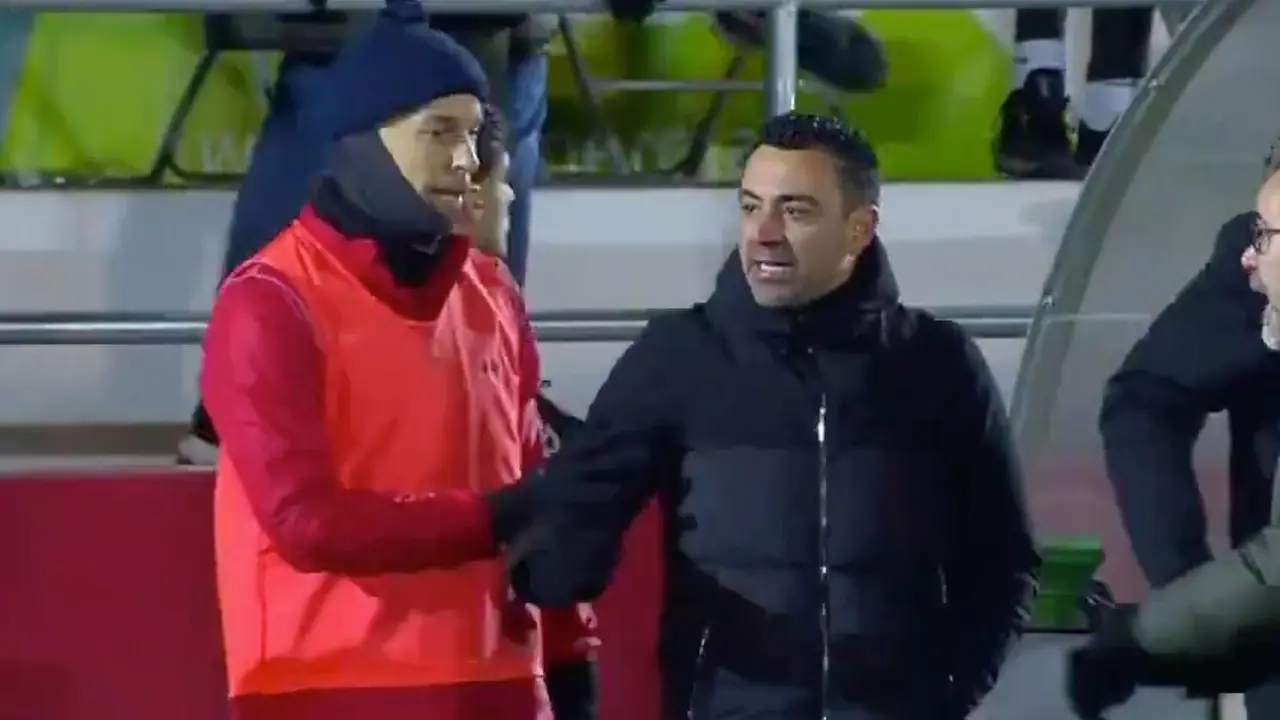 Momento del enfado de un jugador del Barbastro con Xavi / MOVISTAR