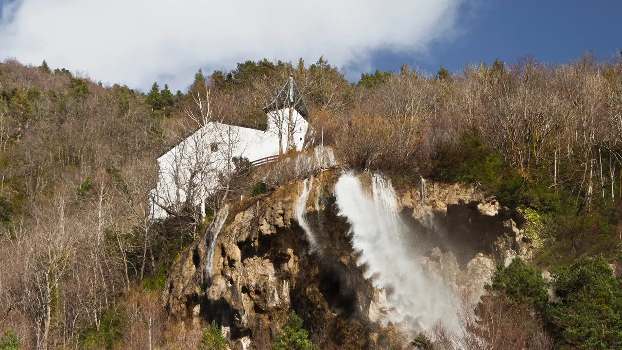 Seg&uacute;n la leyenda, las aguas de esta cascada anticipan calamidades y &eacute;pocas de  bonanza / Huesca la Magia