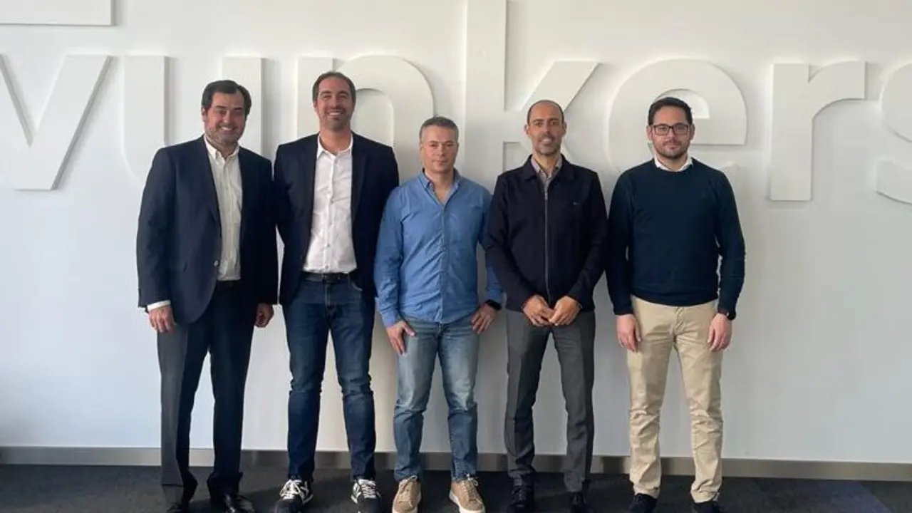De izquierda a derecha:
Ricardo Mur, socio de Arqa; Albert Mas y Jordi Cortes, socios fundadores de Vunkers; Jos&eacute; Mar&iacute;a Alzaga y Lucas Mart&iacute;nez, director general y director comercial de Gotor / Vunkers