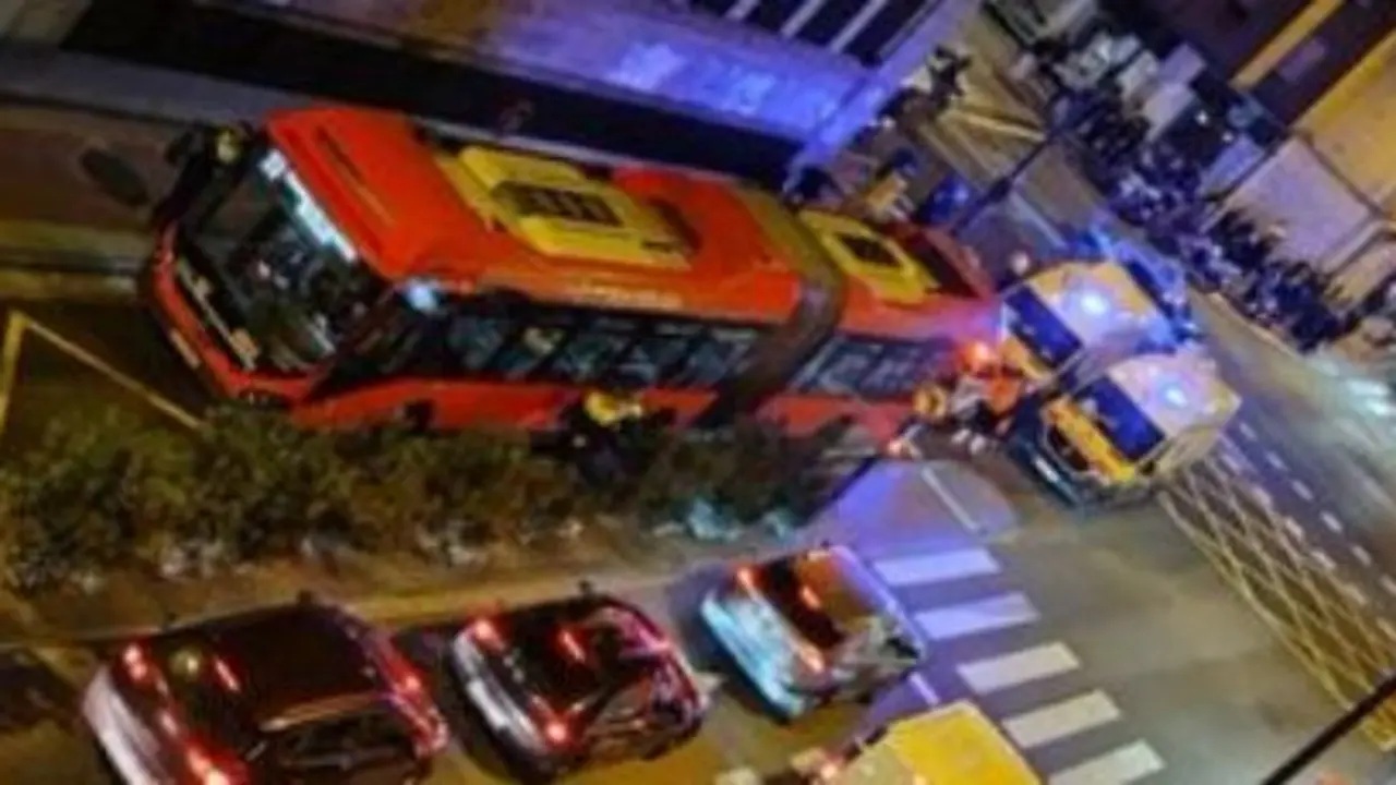 Imagen de instantes despu&eacute;s del accidente con la presencia de Polic&iacute;a Local y varias ambulancias / Cedida a H.A.